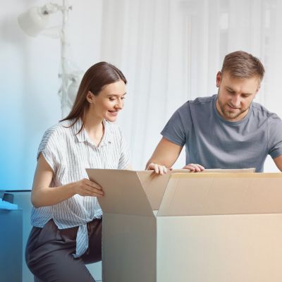 Zwei Personen packen ein Paket