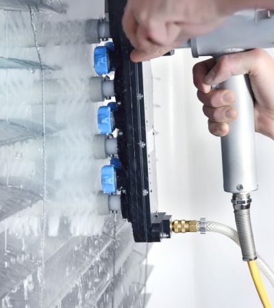 Jalousie die gereinigt wird