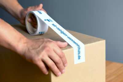 Paket wird mit Paketband zugeklebt