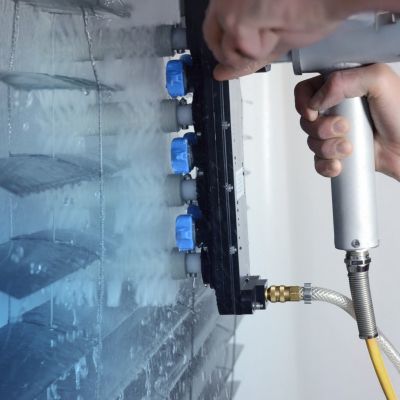 Jalousie die gereinigt wird